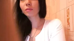 Блудница ELENAXXX хвастается формами