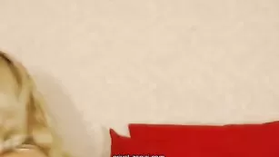 Блонда Hustlerstar трахает игрушкой свою киску