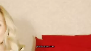 Блонда Hustlerstar трахает игрушкой свою киску