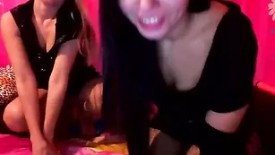 Две подружки ELENAXXX позируют без трусов