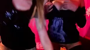 Две подружки ELENAXXX позируют без трусов