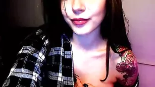 Пышногрудая нимфа Sonya-mo ласкает сосочек