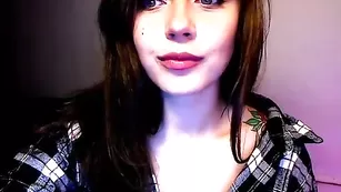 Пышногрудая нимфа Sonya-mo ласкает сосочек