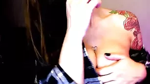 Пышногрудая нимфа Sonya-mo ласкает сосочек