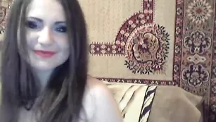 Самка BattyLee раздевается и дрочит киску