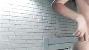 Грудастая богиня ELIA_X снимает нижнее белье