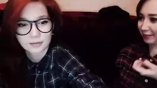 Симпатичные sailorwhore эротично раздеваются