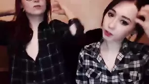 Симпатичные sailorwhore эротично раздеваются