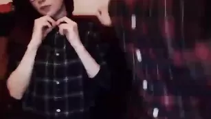 Симпатичные sailorwhore эротично раздеваются