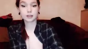 Симпатичные sailorwhore эротично раздеваются