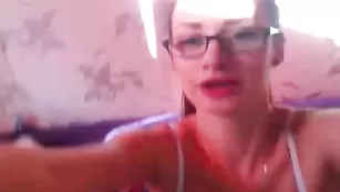 Очкастая шалунья отсасывает страпон krisssska