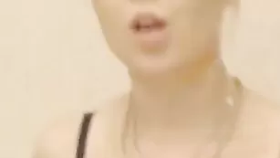 Сисястая телочка DominicaGold снимает нижнее белье