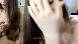 Голые куколки uniquemilana дрочат пизду