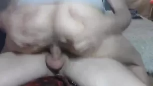 Курва в маске stasvtt отсасывает хуй