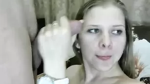 Красивая девочка отсасывает хуй XSweetCoupleX