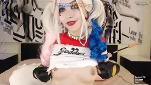 Шикарная сучка Purple_Bitch трахает очко