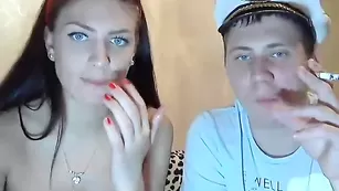 Чувак трахает подругу в зад loveboygirl