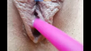 Брюнетка sweetdoll17 дрочит пизду ближним ракурсом