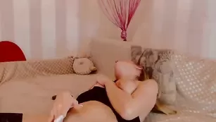 Горячая штучка трахается секс игрушкой Alinn1