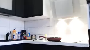 Настроение влияет на качество готовки! Чтобы еда была вкуснее нужно готовить без одежды