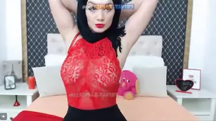 Арабская самка MuslimDaliya обнажает сиськи