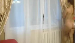 Голая шлендра дрочит киску vanilachoco