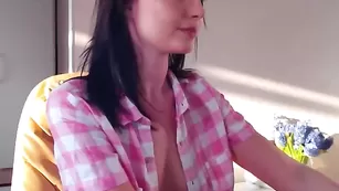 Смазливая студентка Jennycutey показывает грудь