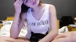 Худенькая пассия Loloannet показывает сиськи