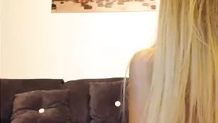 Грудастая блядь отсасывает дилдо secretgoddess0
