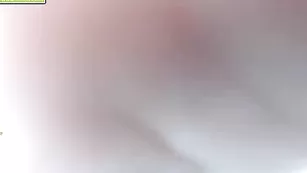 Громкая малолетка borchets мастурбирует писечку