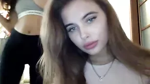 Девочки sushivecher дразнят большими попками