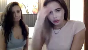 Девочки sushivecher дразнят большими попками