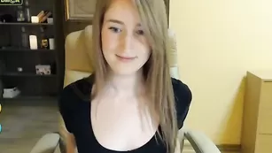 Сучка laila_lorenn дрочит пизду ловенсом