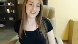 Сучка laila_lorenn дрочит пизду ловенсом