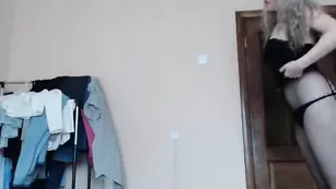 Блонда Venera_ танцует стриптиз