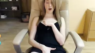 Симпатичная нимфа laila_lorenn развлекается во фри