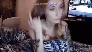 Грудастая сучка DONTKILLMVIBE позирует голой