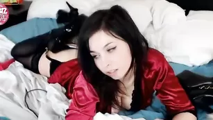 Сучка в халате dawnwillow трахает очко