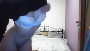 Жаркая штучка aryz танцует стриптиз