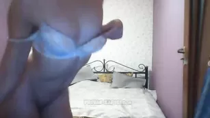 Жаркая штучка aryz танцует стриптиз