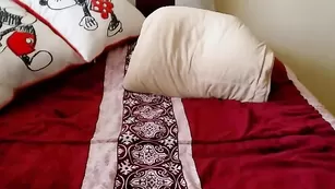 Стерва в чулках xNicolx трахает себя пальчиками
