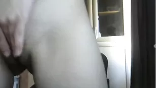 Обнаженная amoralora трахает себя пальцами