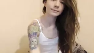 Малолетка с тату Borchets мастурбирует писечку