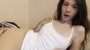 Малолетка с тату Borchets мастурбирует писечку