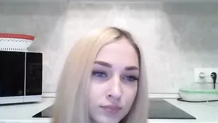 Блондиночка сунула в киску вибратор Astarta69