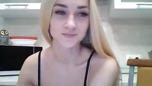 Блондиночка сунула в киску вибратор Astarta69