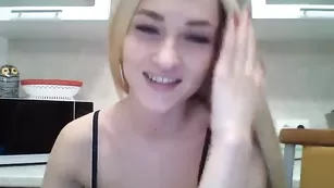 Блондиночка сунула в киску вибратор Astarta69