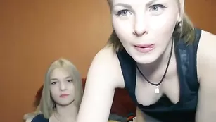 Русские телки EkLerki показали сиськи