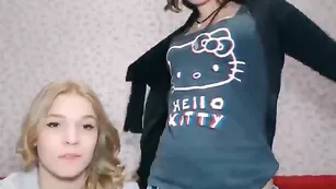 Девчонки EkLerki эротично раздеваются