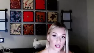 Пышногрудая крошка Killer__Tits танцует стриптиз